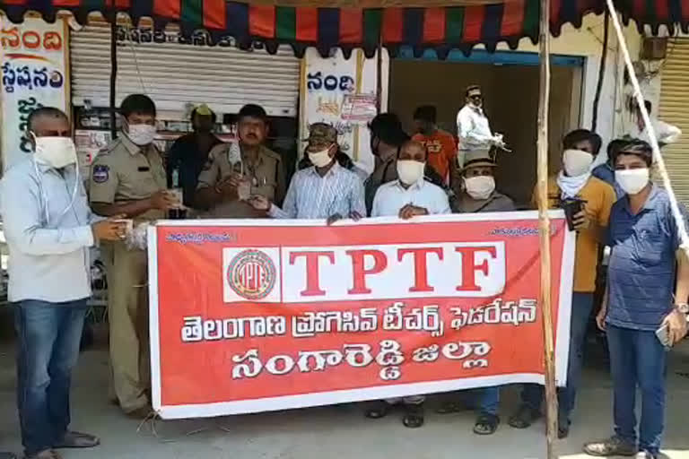 masks-distribution-to-the-on-duty-police-officers-by-the-trpf-members-in-sangareddy