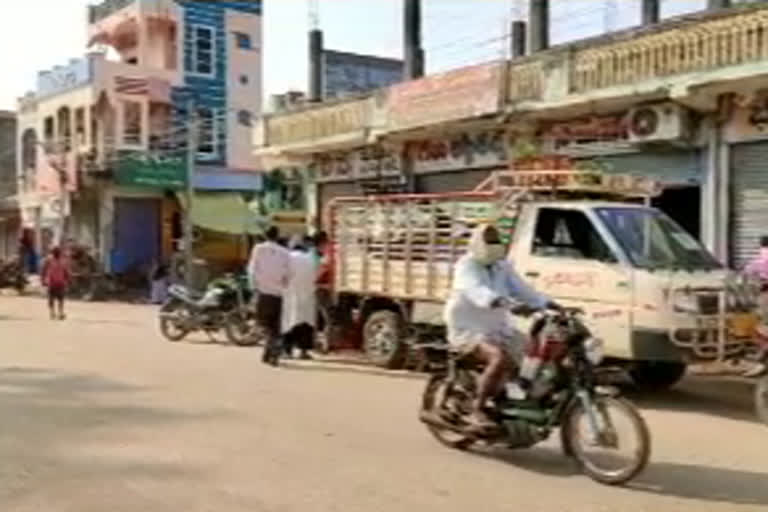 No stopping mobile vegetable auto at homes in suryapeta