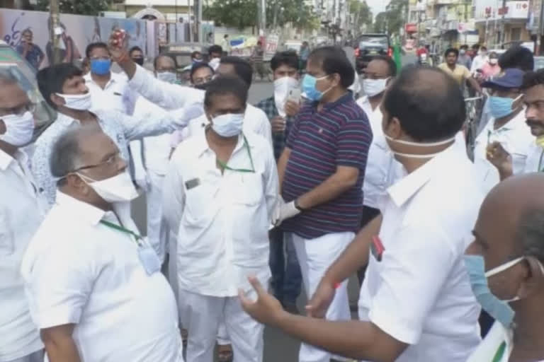 భౌతికదూరం మరిచి...బాధ్యత విస్మరించి