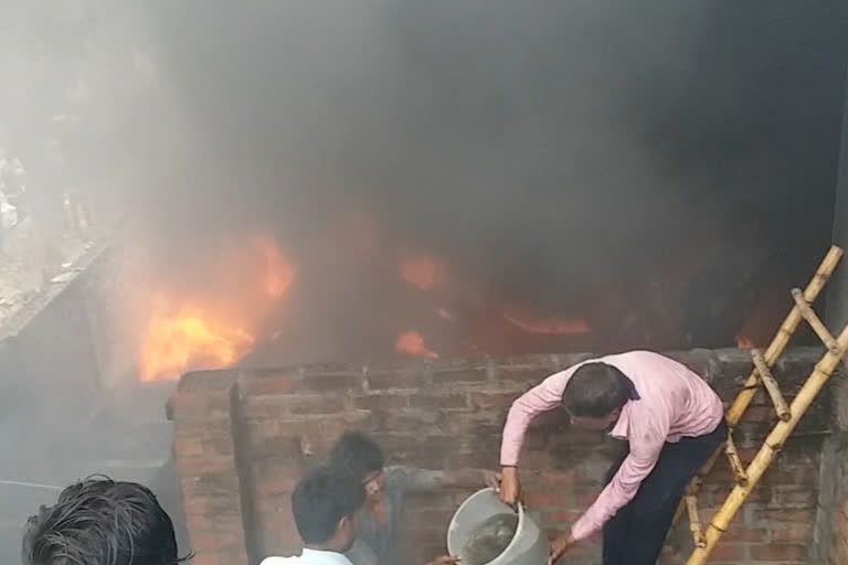 Fire breaks out in UP's Barabanki  Fire break  UP  Barabanki  ഉത്തര്‍ പ്രദേശ്  തീപ്പിടിത്തം  ബാരാബങ്ക്  യുപി