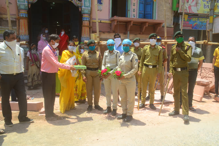 Women of Maheshwari Samaj honored police by garlanding them