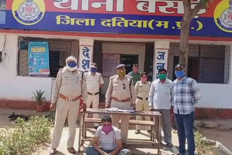 Youth was walking with illegal gun during lockdown in Datia