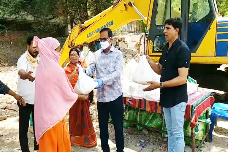 Chairman of the aditya Trust, distributes essentials to 500 people at abids