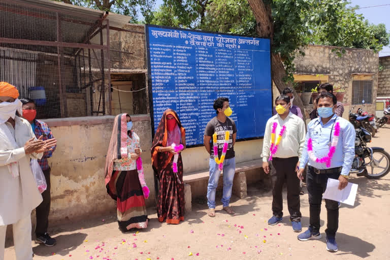 मंडरायल करौली न्यूज़, Villagers welcomed corona warriors