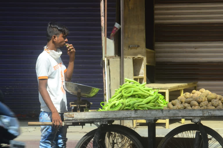 People wearing vegetable benches without masks and gloves