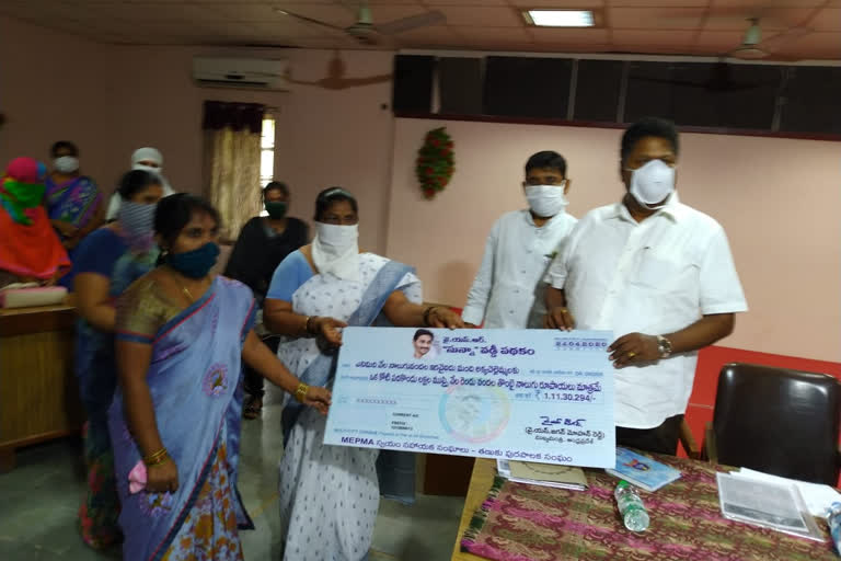 dwakra cheques distribute by tanuku mla kaarumuri venkata nageswararao in west godavari district