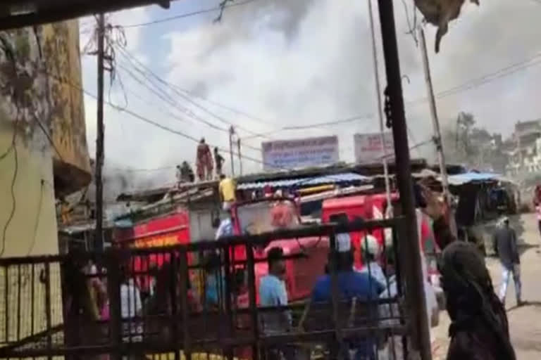 A huge fire broke out in the Kanjar locality in Bhopal