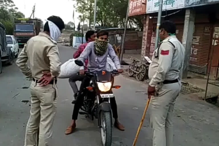 Policeman sang a song on the martyrdom of two IT