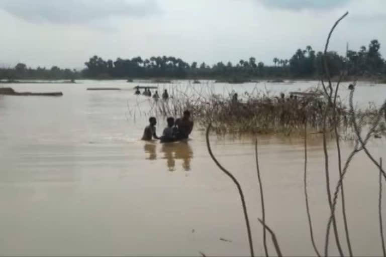 చెరువులో పడి తండ్రీకొడుకులు మృతి