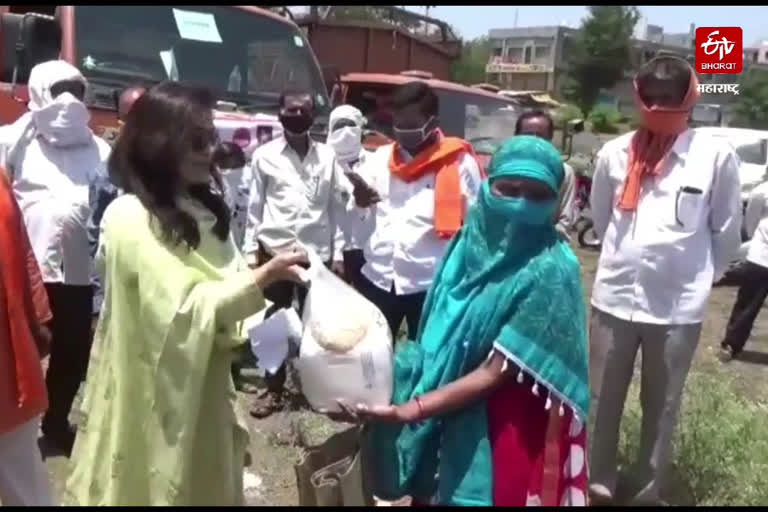 MP Bhavana Gawli distributed food grains to the needy in Washim district