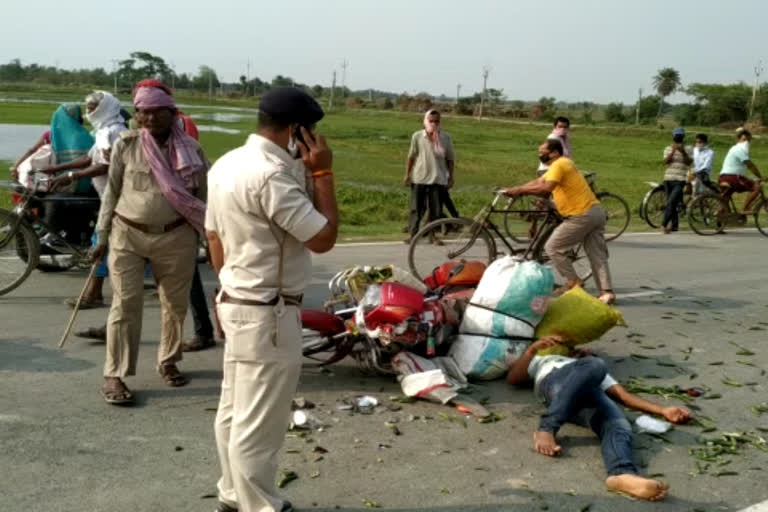 दो बाइक की आपस में जोरदार टक्कर