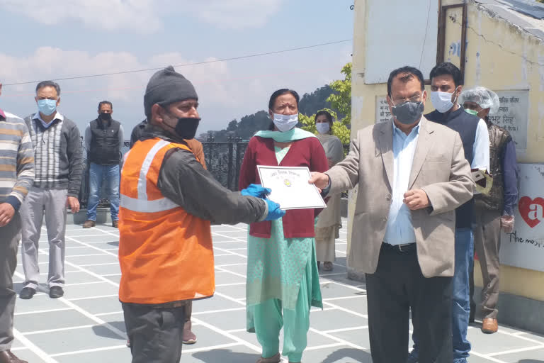 Suresh Bhardwaj honoring cleaning workers