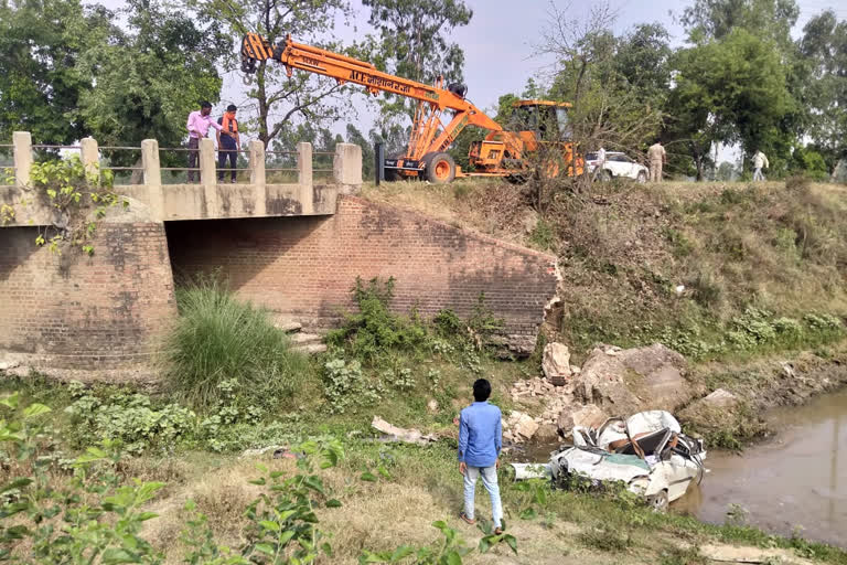 तेज रफ्तार कार के खाई में गिरने से दो लोगों की मौत