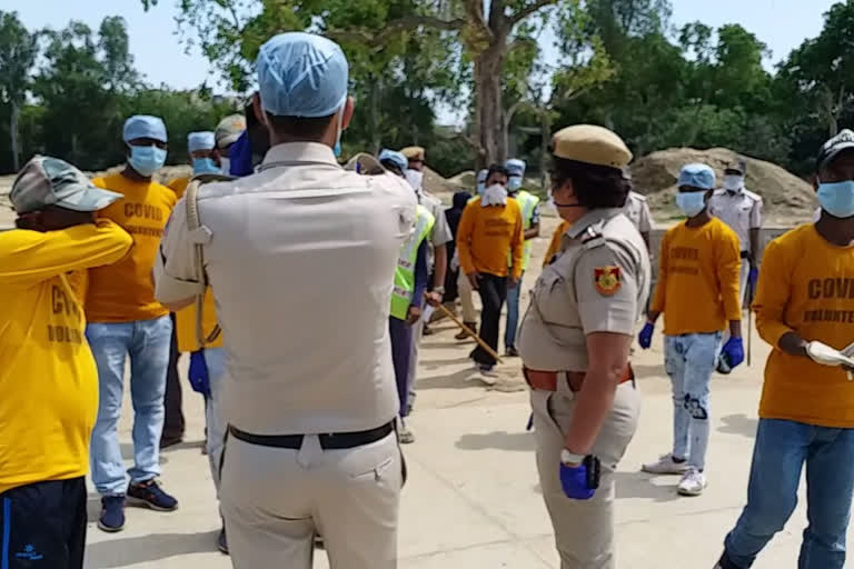 people helping delhi police in maintaining lockdown and social distancing in delhi