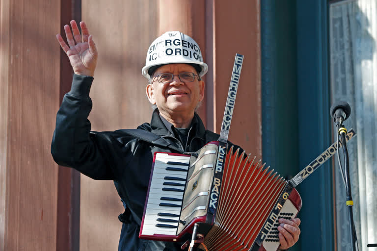 Brooklyn accordionist entertains neighbors