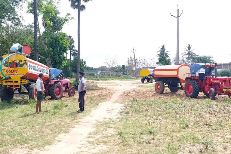 officers providing water supply in pathpatnam containment zone area