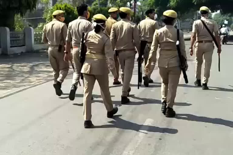 rk puram police distribute mask and burger to slum children during lockdown