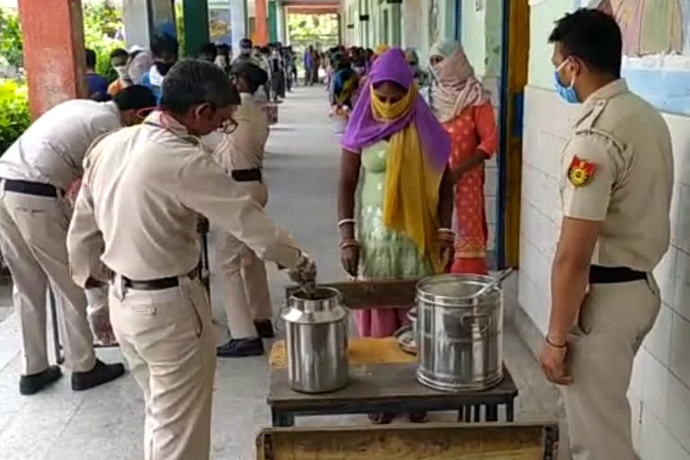 NGO and government distributing food and ration at west delhi during lockdown