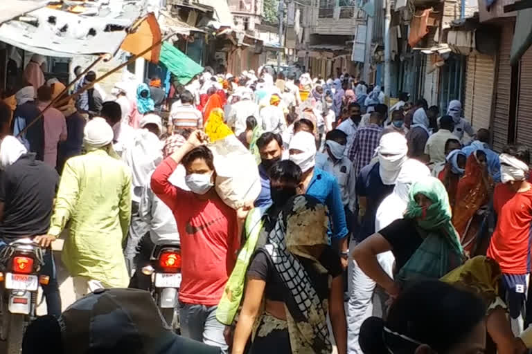 people gathered in the market as soon as they get a relaxation in lock down