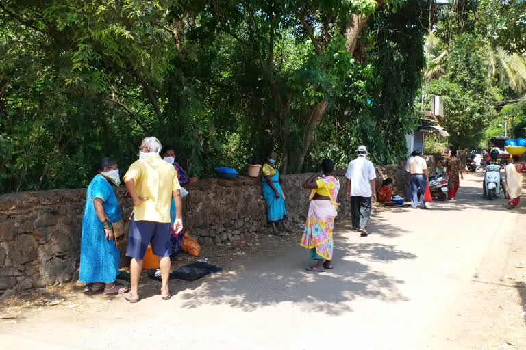 Crowding between locked down In Karawar