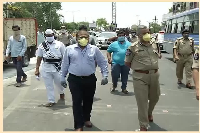 Collector intiaz and CP are visit on Security measures are taken on corona lockdown  at vijayawada in krishna district