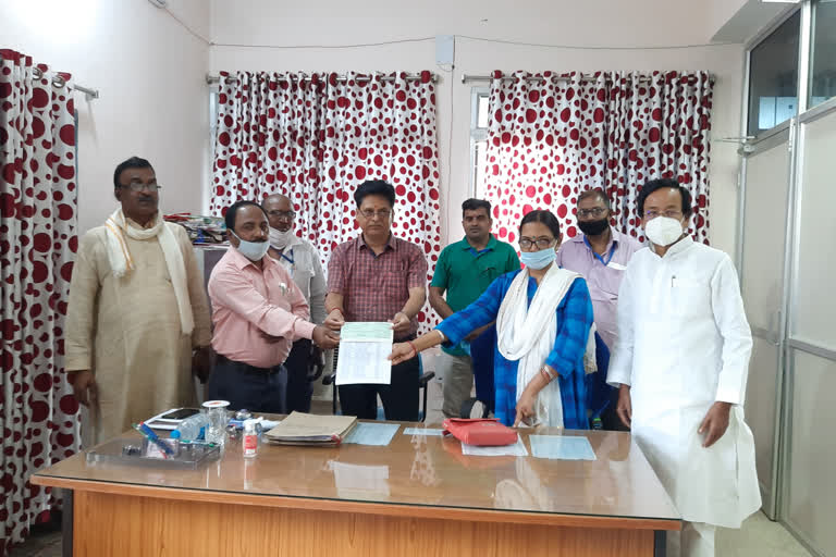 teachers gave a check of Rs 3.75 lakh to help the needy people in pakur