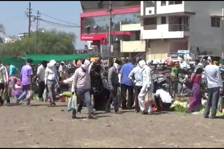 no one is maintaining social distance in washim vegetable market