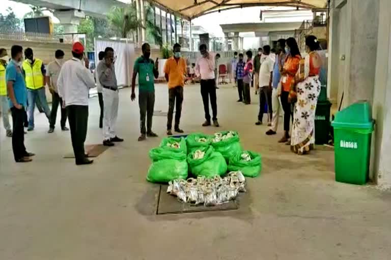 Distribution of Outdated food to building workers