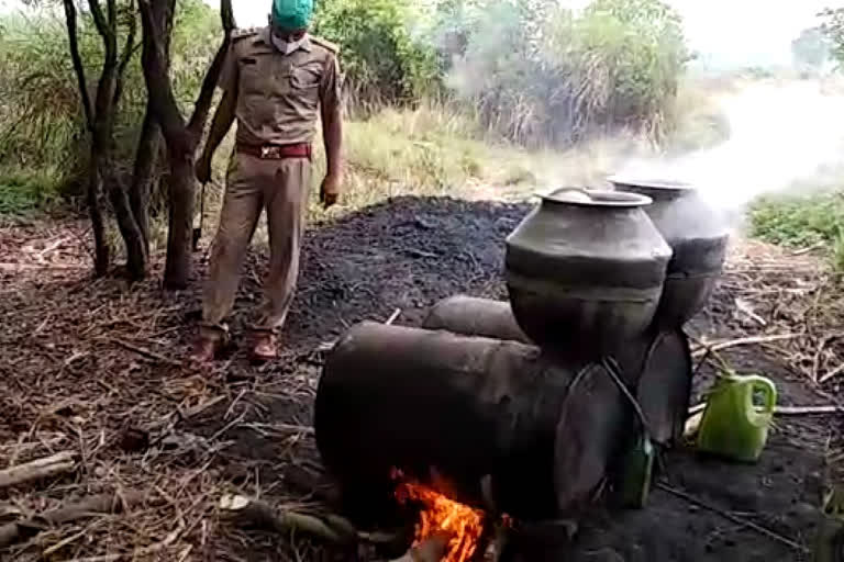 खीरी में अवैध शराब कारोबार का भांडाफोड़.