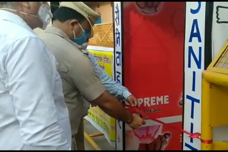 sanitizer tunnel install at new seemapuri of delhi by RWA during lockdown