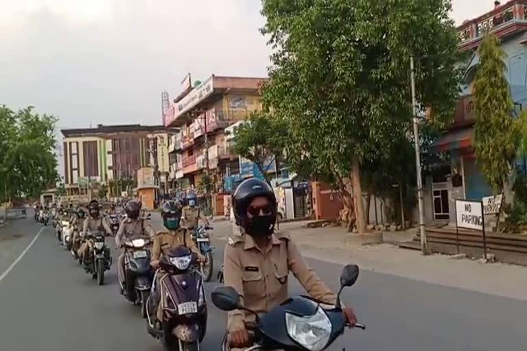 लॉकडाउन में पुलिस का फ्लैग मार्च देहरादून समाचार, police flag march in lockdown dehradun news