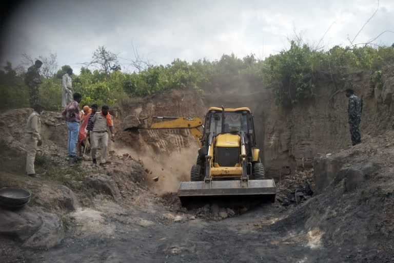 Hazaribag Police and Forest Department raid illegal coal mines