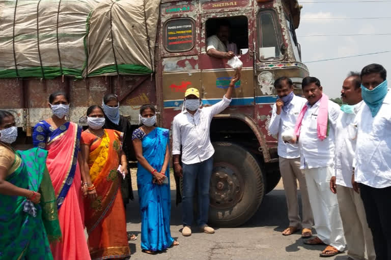 Meal packets for lorry drivers at Wardhanpet, Warangal Rural district