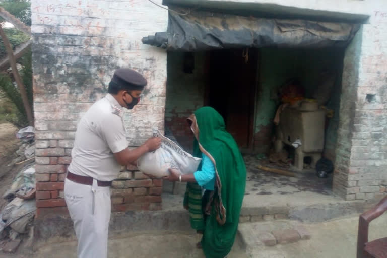 police distributed food packet to poorest people in lock down