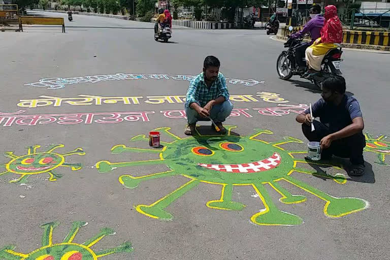 Painter of gwalior made paintings on the phool bagh square to aware people regarding corona virus