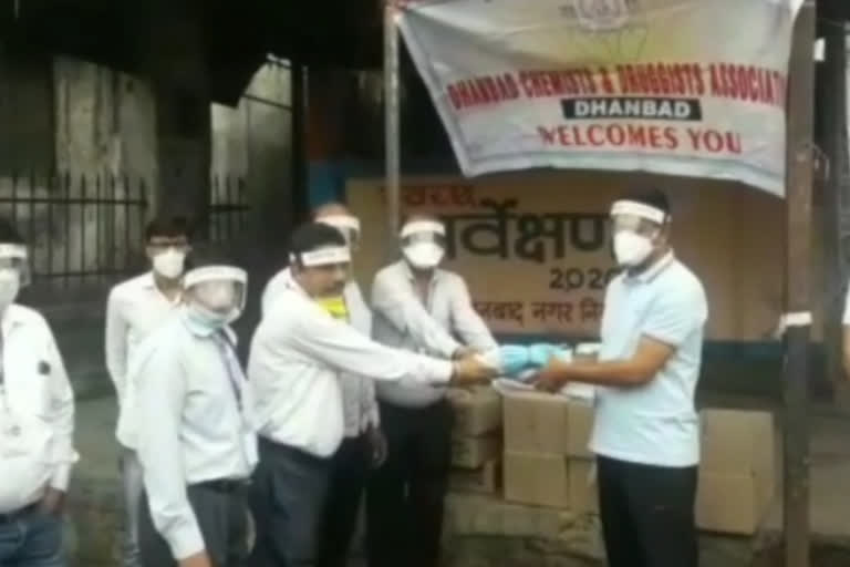 Druggist Association distributed masks and sanitizers among policemen and media persons In Dhanbad