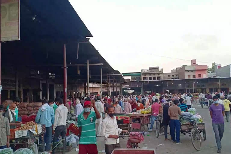 Rohtak vegetable market gathered crowd