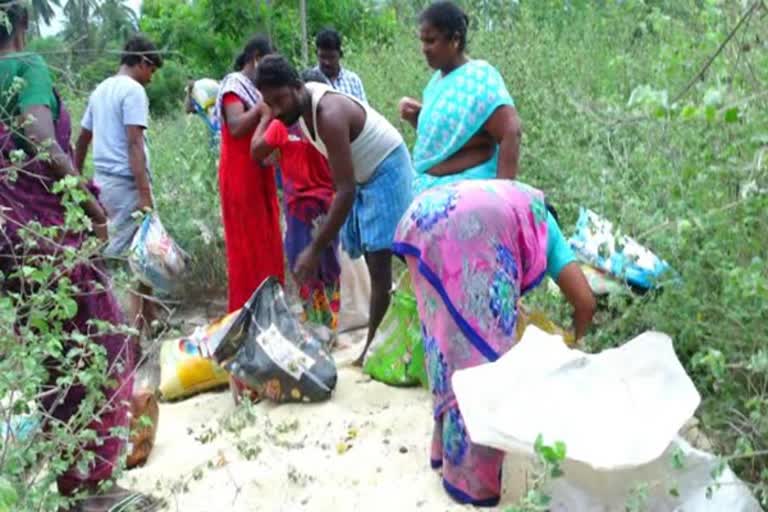 வெட்டவெளியில் வீசப்பட்ட தரமற்ற அரிசி மூட்டைகள்