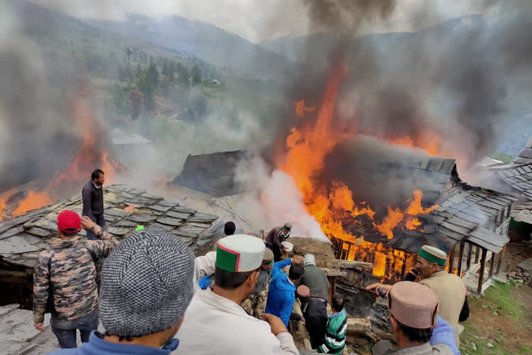 Fire in wooden house in Rohru, 4 houses taken in JD