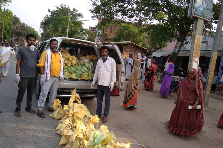 महादलित बस्ती में खाद्य सामग्री का वितरण