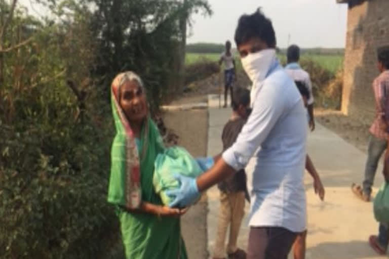 Telugu hero nani distributes vegitables to krishna dst veladhi villagers due to lockdown