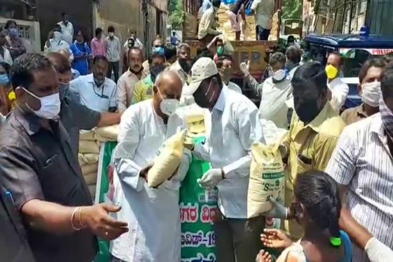 ದೇವೇಗೌಡರಿಂದ ಆಹಾರ ಪದಾರ್ಥಗಳ ಕಿಟ್ ವಿತರಣೆ