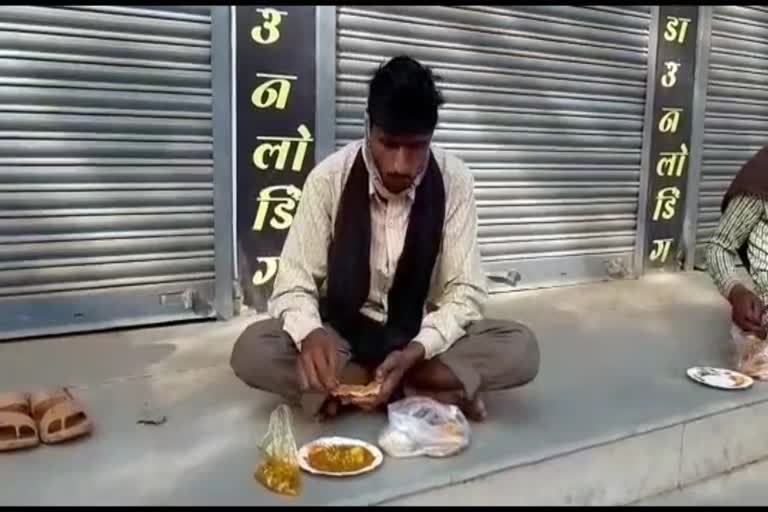 police-provided-food-to-the-laborers-on-foot