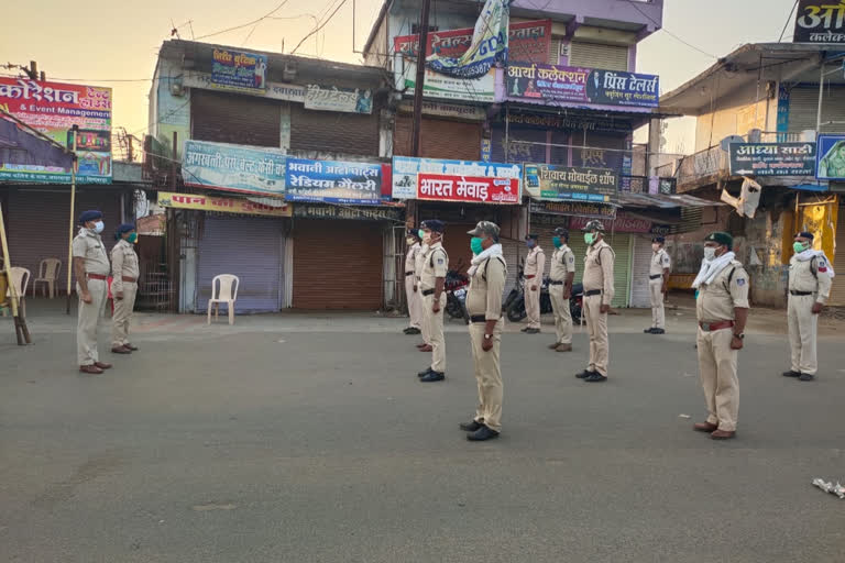 Amarwada police sang national anthem under the direction of District Superintendent of Police