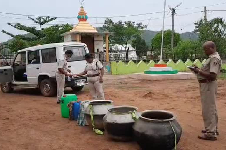 liquor preparation amid of lockdown, fake liquor preparation, country liquor preparation in lockdown, liquor prepared in dhenkanal, dhenkanal latest news, ଲକଡାଉନରେ ମଦ ପ୍ରସ୍ତୁତି, ନକଲି ମଦ ପ୍ରସ୍ତୁତି, ଲକଡାଉନରେ ଦେଶୀ ମଦ ପ୍ରସ୍ତୁତି, ଢେଙ୍କାନାଳରେ ମଦ ପ୍ରସ୍ତୁତି, ଢେଙ୍କାନାଳ ଲାଟେଷ୍ଟ ନ୍ୟୁଜ୍‌