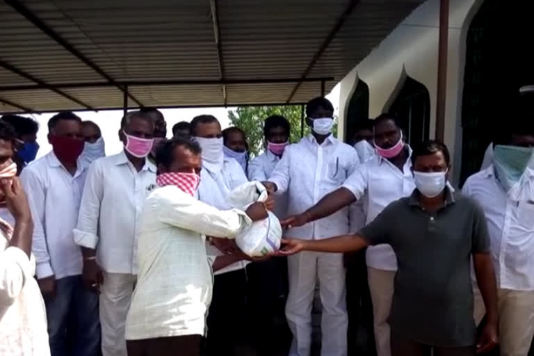 mla solipeta rama linga reddy distribute the groceries to muslims