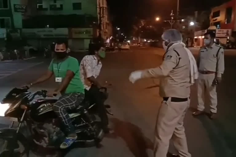 Police raining sticks on people who do not follow lockdown