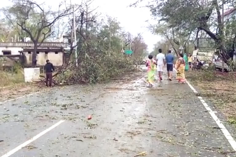 thunder storm in kalahandi, kalahandi latest news, , thunder storm, rain and hailstones in kalahandi, କଳାହାଣ୍ଡିରେ କାଳବୈଶାଖୀ, କାଳବୈଶାଖୀ, କଳାହାଣ୍ଡି ଲାଟେଷ୍ଟ ନ୍ୟୁଜ୍‌, କଳାହାଣ୍ଡିରେ ବର୍ଷା ଓ କୁଆପଥର ମାଡ