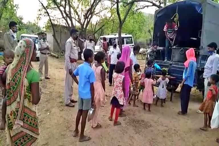 Bundu police distributed food in Baruhatu village