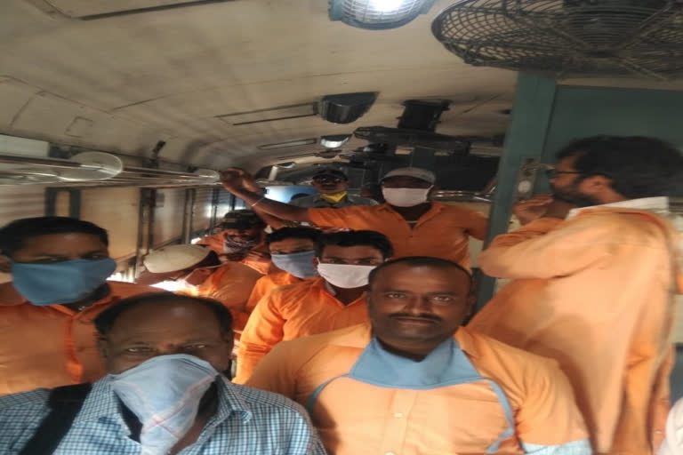 Railway track men tralleved in train without any safety measures